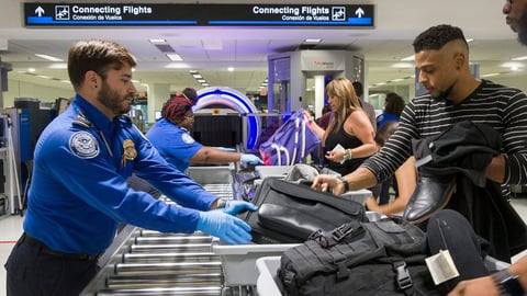 Dos cubanos arrestados en Miami por "bromear" con bombas en el aeropuerto
