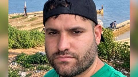 Cubano Deportado por EE.UU. a África Regresa a Bolivia y se Reúne con su Familia