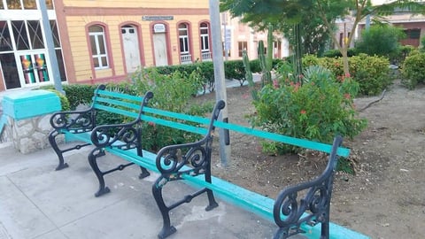 Bancos de la Plaza de Marte en Santiago de Cuba Sufren Nuevos Daños