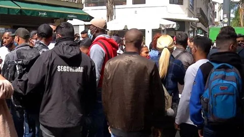 ¡Uruguay se llenó de cubanos! ¿Será que la cola del pollo se mudó pa'l Sur?