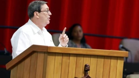 ¡Cuba Se Queja! Canciller Echa la Culpa a EE.UU. de Todos los Males, la Gente Con la Soga al Cuello