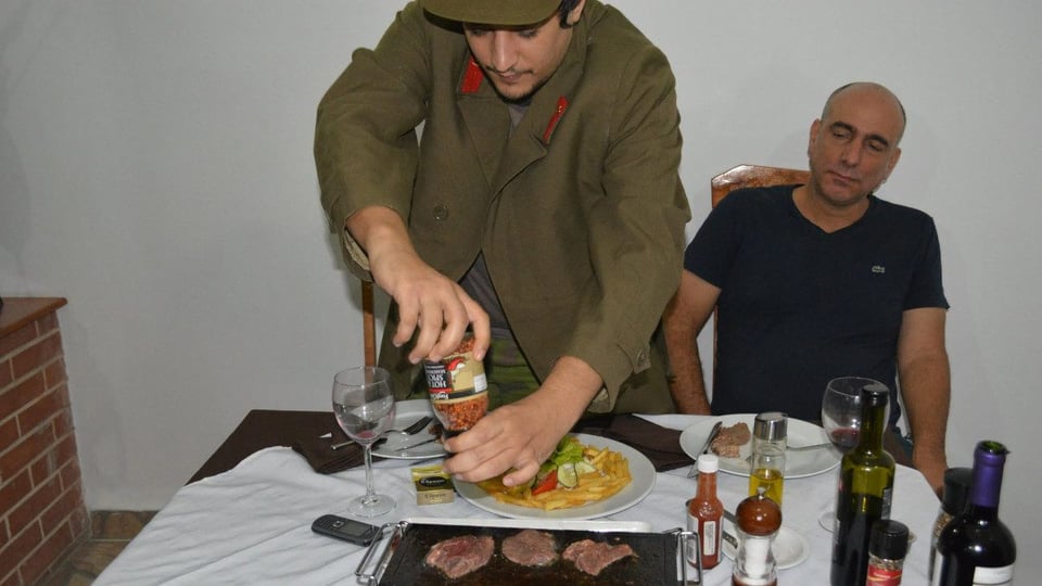 ¡Qué comidita! Allegados al poder en Cuba se dan banquete mientras el pueblo se las pasa mal