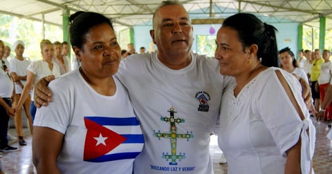 Líderes del PCC en Granma visitan centro espiritista, enfatizando la unidad