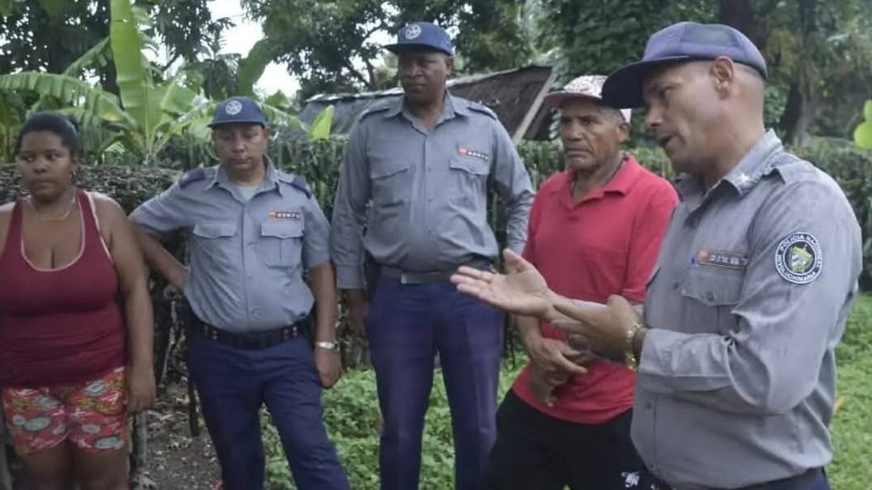 ¡Atáquenlo! La Policía Aprieta en el Campo de Moa Mientras la Gente Se Queda Sin Na'