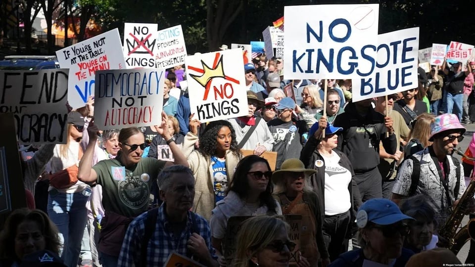 Protestas 'No Kings' Buscan Motivar Votantes en EE.UU. Antes de Elecciones