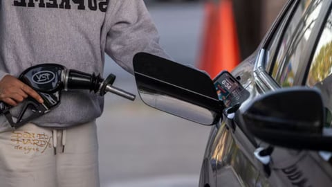 Gasolina en EE.UU. supera los $4 por galón, afectando el bolsillo de los ciudadanos