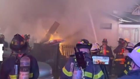 ¡Policías por los aires! Casa explota en Queens por bronca doméstica
