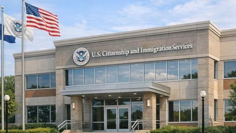 USCIS Notificación Desconcierta a Cubanos con Casos de Residencia Pendientes