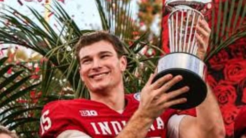 Fernando Mendoza, el cubano que hace historia como número 1 del Draft de la NFL