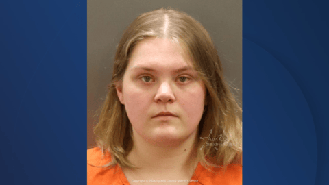 Madre en Idaho Acusada de Asesinar a Gemelos Tras Alegar Muerte por Vacunas