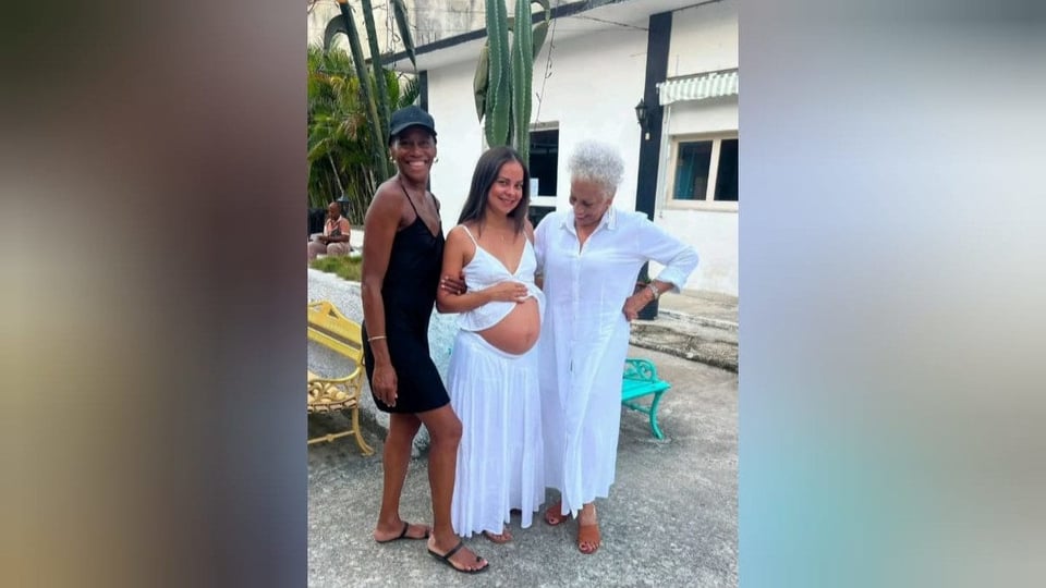 ¿Qué pasó aquí? Miriam Socarrás le da una bendición de abuela a Lola Mento en plena barrigota