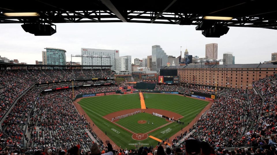 ¡Veterano de 109 años lanza la primera bola en la MLB y se roba el show!