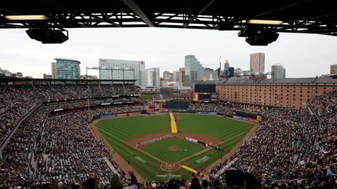 Veterano de 109 años lanza la primera bola en la MLB