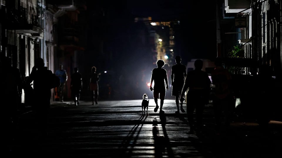 ¿Y ahora quién podrá defendernos? Cuba se queda a oscuras por colapso eléctrico