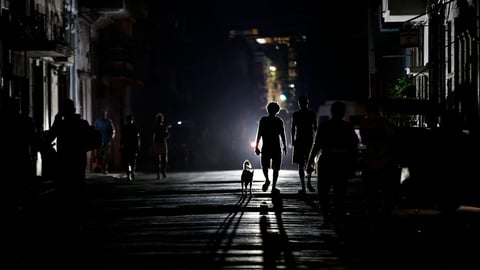 Cuba enfrenta apagones masivos por colapso eléctrico