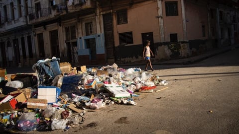 Basura Acumulada Afe el Paisaje Urbano y Religioso de La Habana