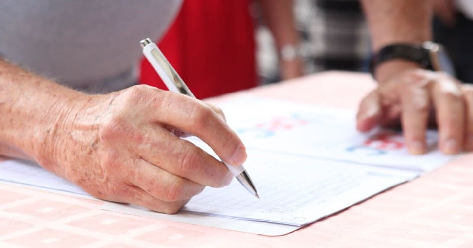 ¿Firmas por la Patria o por el Plato? Denuncian que Ponen Mesas del PCC en Mercados de Matanzas