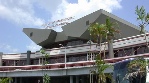 Cuba Enfrenta Crisis Aérea: Vuelos en Riesgo por Falta de Combustible y Apagones Masivos