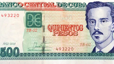 Cuban Teacher's Salary Ordeal: Four Days of Queues and Small Bills