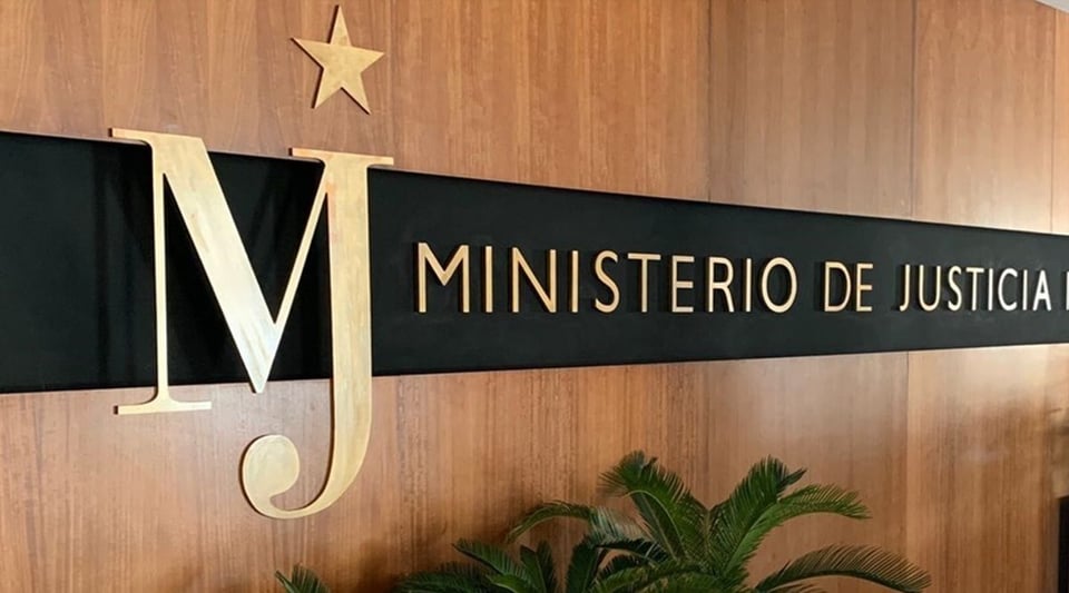 ¿Qué cuento son los antecedentes penales en Cuba pa’l mundo? ¡Prepárate pa’ la cola y los CUC!