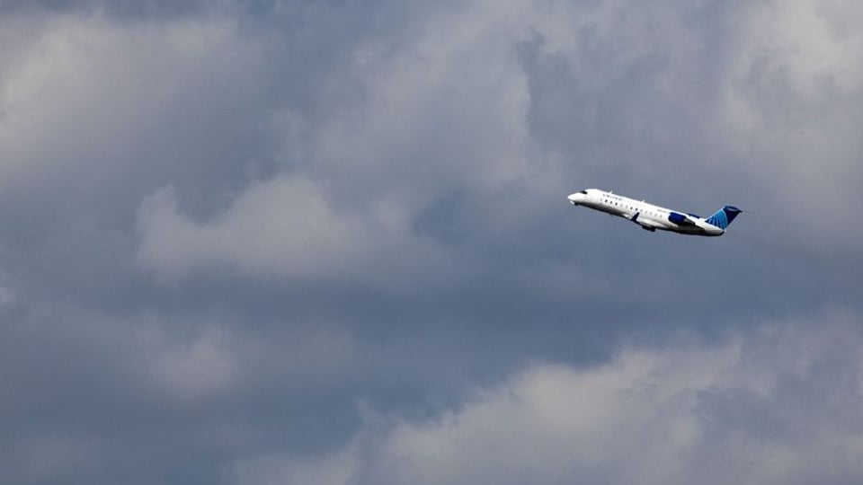 ¿Y a mí qué me importa esa bomba? Avión da pa'trás por un Bluetooth llamativo