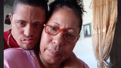 Madre cubana clama por ayuda ante abandono mientras cuida a su hijo con síndrome de Down