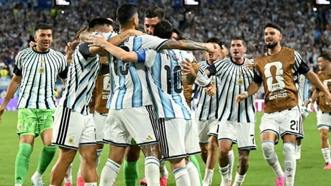 Argentina clasifica a octavos en un partido de infarto contra Cabo Verde