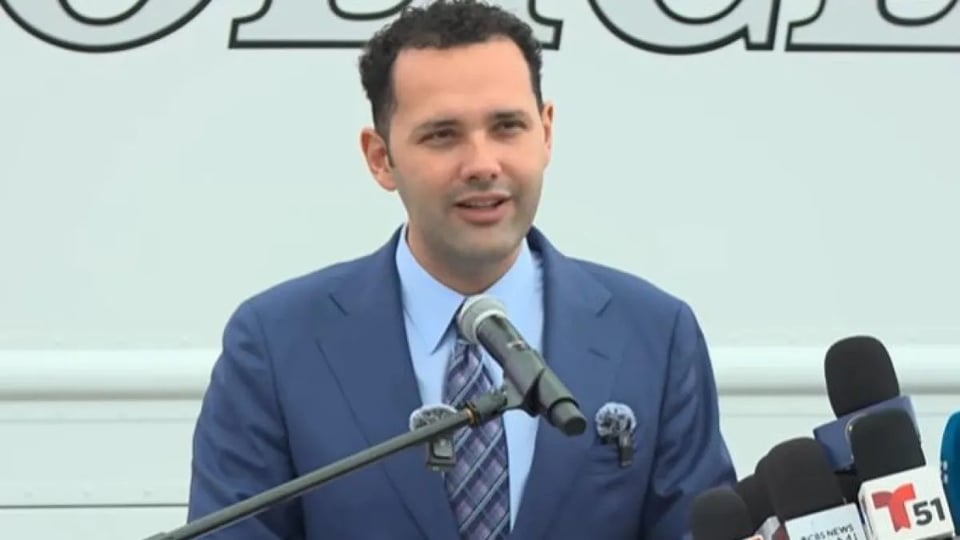 ¡Hialeah en modo "Por si acaso"! El alcalde se prepara para el gran bochinche cubano.