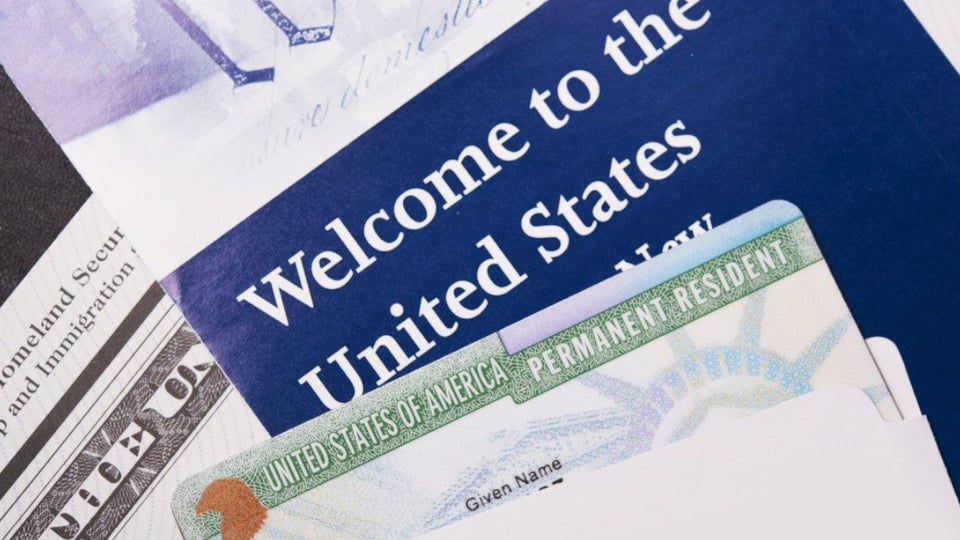 ¿Te suena a que te deportan? El jueguito de la Green Card y las audiencias en EE.UU.