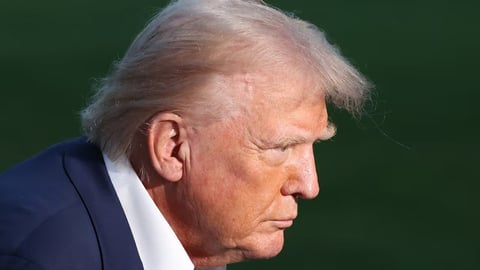 Trump Considera la "Madre de Todas las Bombas" Frente a Irán