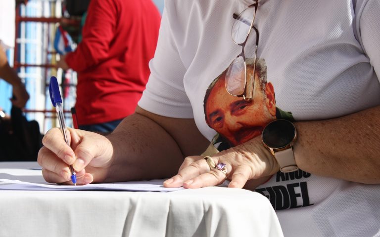 Denuncian uso de firmas estudiantiles para campaña política en Cuba