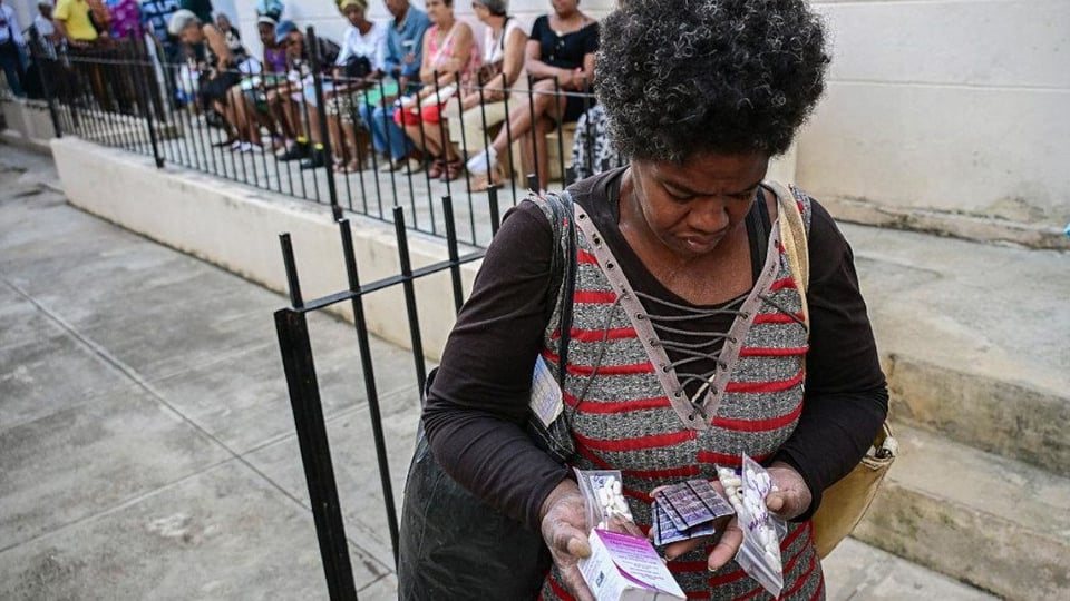 ¡Oye esto, compa! Medicina 'gratis' pa'l pueblo en Cuba