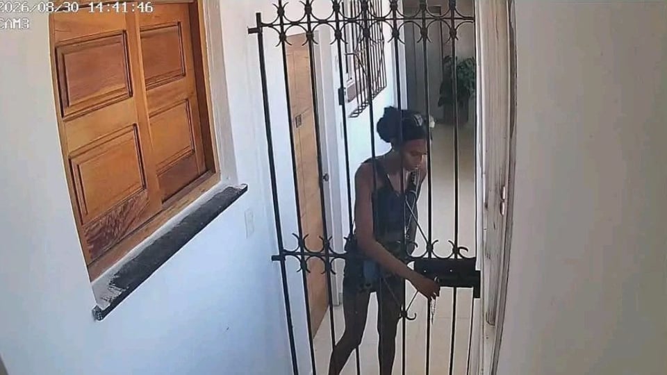 ¡Atrapada en el Acto! Mujer Sorprendida Intentando Entrar a Casa en Centro Habana