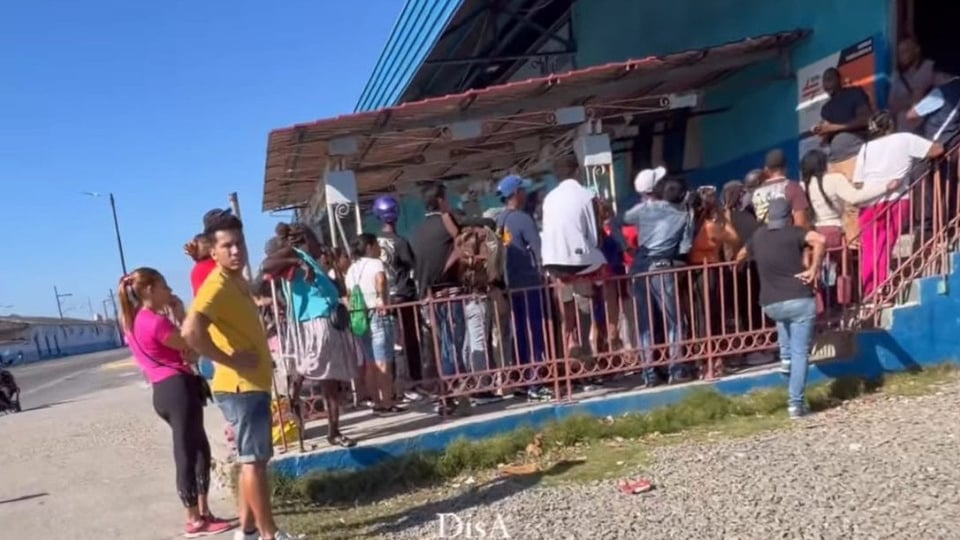 ¡Gente durmiendo en La Coubre! ¿Se nos cayó el tren o qué?