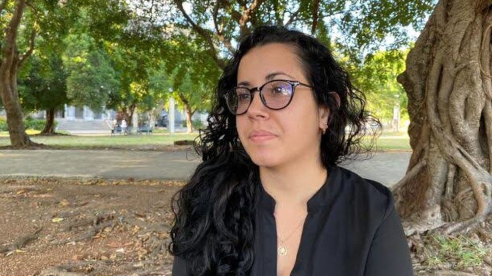 ¿Y esta reportera a dónde va? La Seguridad del Estado le tranca la puerta en las narices