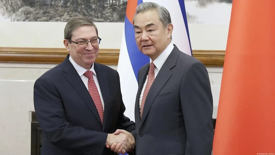 ¡China le da la mano a Cuba, pero le aprieta el freno: '¡Hasta donde se pueda, mi gente!'