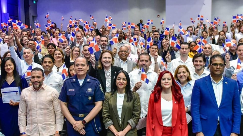 ¡Qué Bochinche! 18 Cubanos con su Nueva Bandera Dominicana