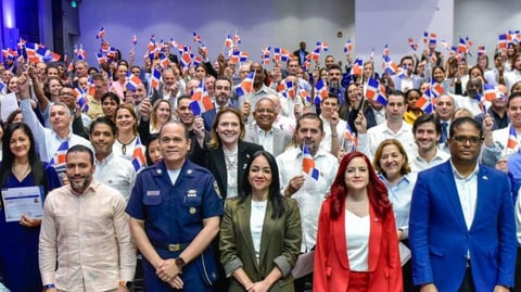 ¡Qué Bochinche! 18 Cubanos con su Nueva Bandera Dominicana