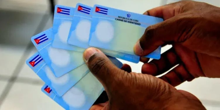 ¿Qué te quedaste sin carne de identidad? En Cuba te toca esperar media año, ¡y sin papeles provisionales!