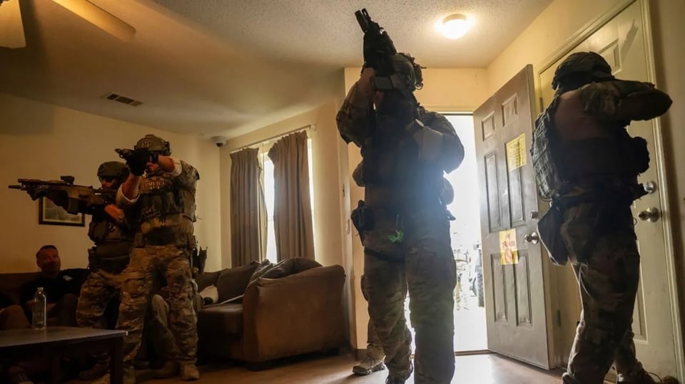 ¿Y tú te creíste que era ICE? ¡Pillaron a falsos agentes atracando inmigrantes en EE.UU.!
