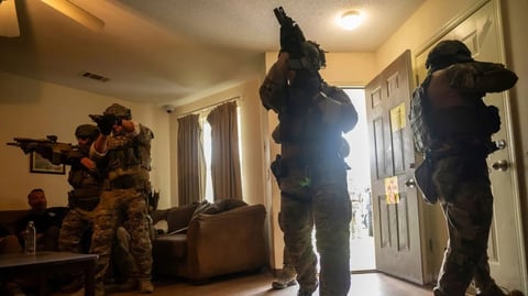 Falsos agentes migratorios usan el miedo para robar y agredir a inmigrantes en EE.UU.