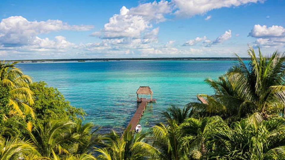 ¡Siete cubanos burlaron al diablo del mar y ahora hacen el papeleo en México!