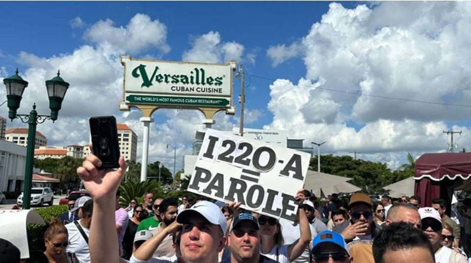 ¡Ay, mi madre! ¡Juez devuelve el pastel y la I-220A sigue bailando sola!