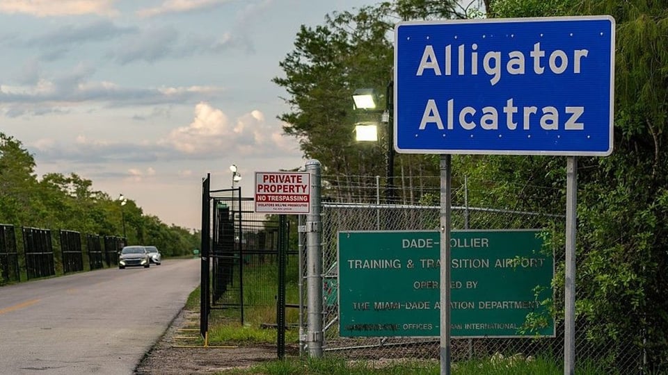 Tribunal Permite que Centro de Detención "Alligator Alcatraz" Siga Operando en Florida