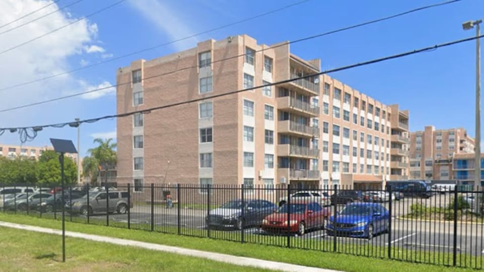 ¿Qué bochinche! Niño de 5 años se vuela del sexto piso en Miami y cae con to' el peso