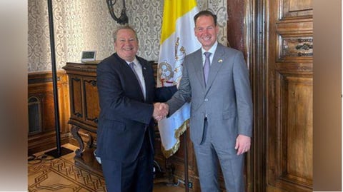 ¡Tremendo Papelón! Mike Hammer Le Canta Las Cuatro Al Vaticano por el Chisme Cubano