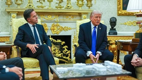 Trump evalúa sacar a EE.UU. de la OTAN en reunión con Rutte
