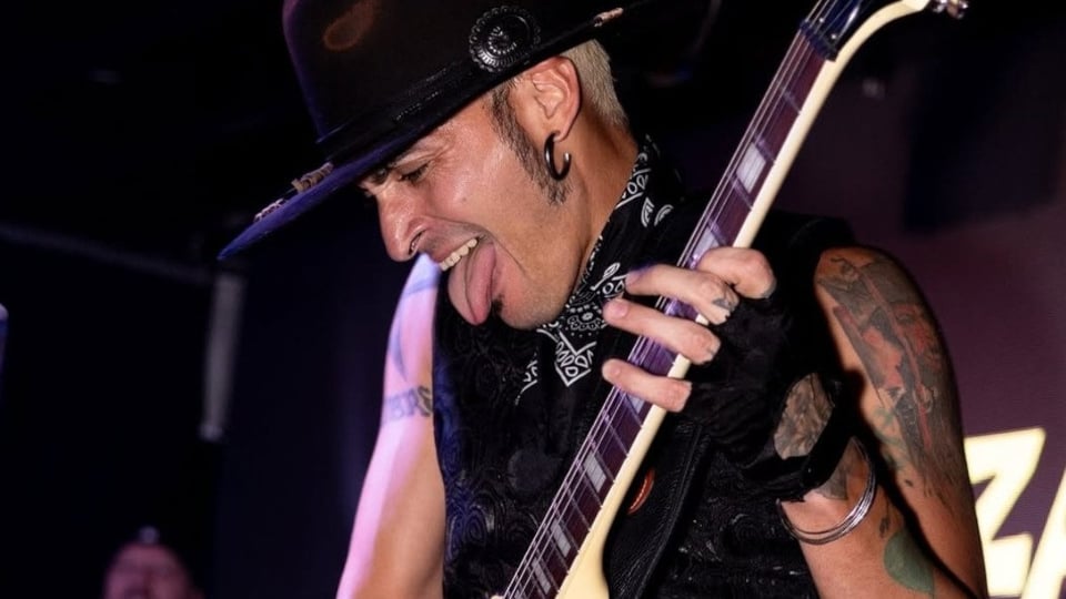 ¿A Uyuyuy! Le cayeron a golpes al guitarrista de Qva Libre en Texas