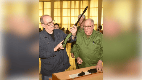 Silvio Rodríguez recibe fusil AKM en acto oficial del régimen cubano
