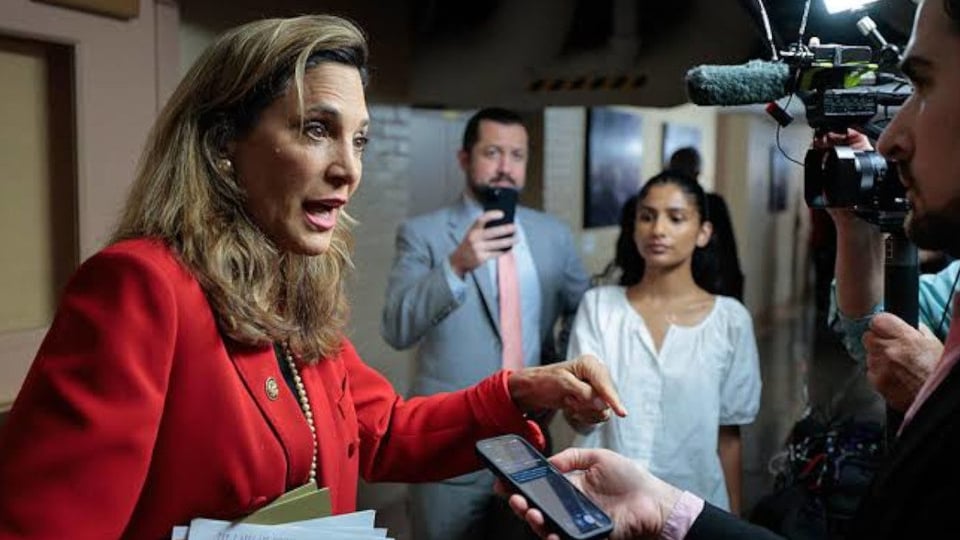 ¡Escándalo en el Sur de Florida! ¿María Elvira Salazar traicionó a los inmigrantes o es todo un bochinche?